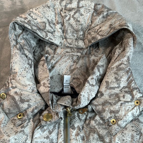 ❤️NWOT Varley Highland Puffer Jacket Grunge Snake Size Small - Picture 10 of 16